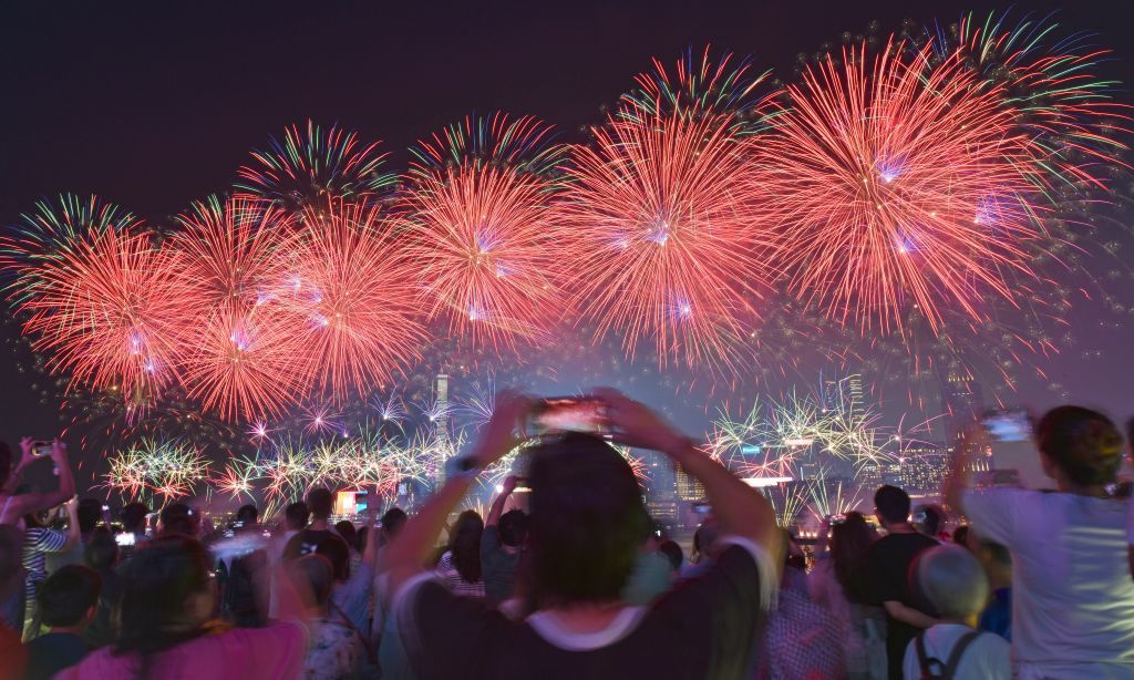 10月1日,香港举行国庆烟花汇演,绚烂烟花在维多利亚港上空绽放。新华社记者 陈铎 摄