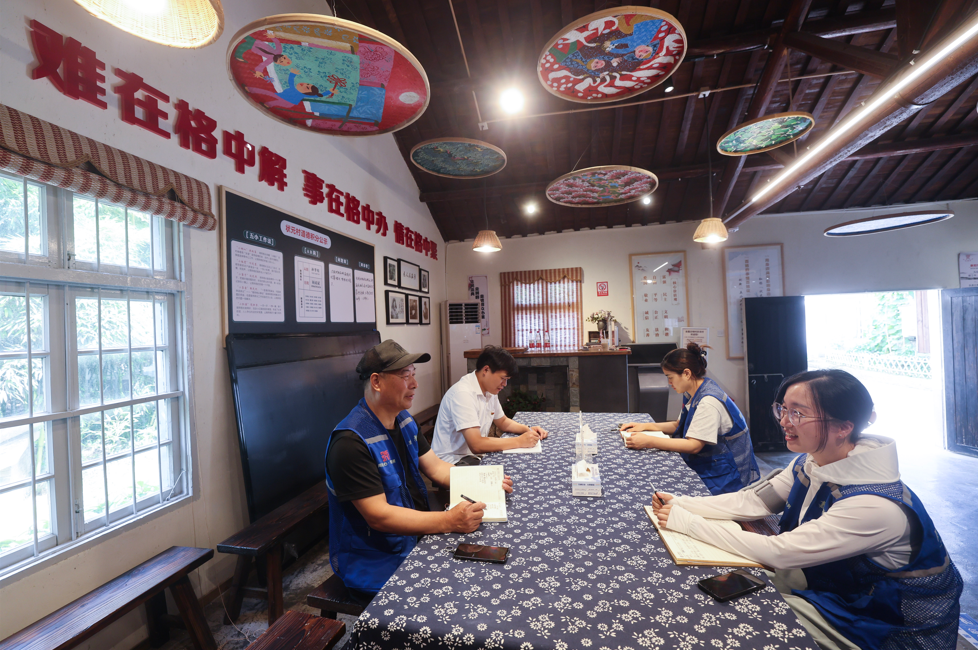 2024年6月18日，在嘉兴市秀洲区王店镇庆丰村网格议事站内，网格长、网格员们召开网格议事会，讨论村里目前碰到的新情况。新华社记者 徐昱 摄
