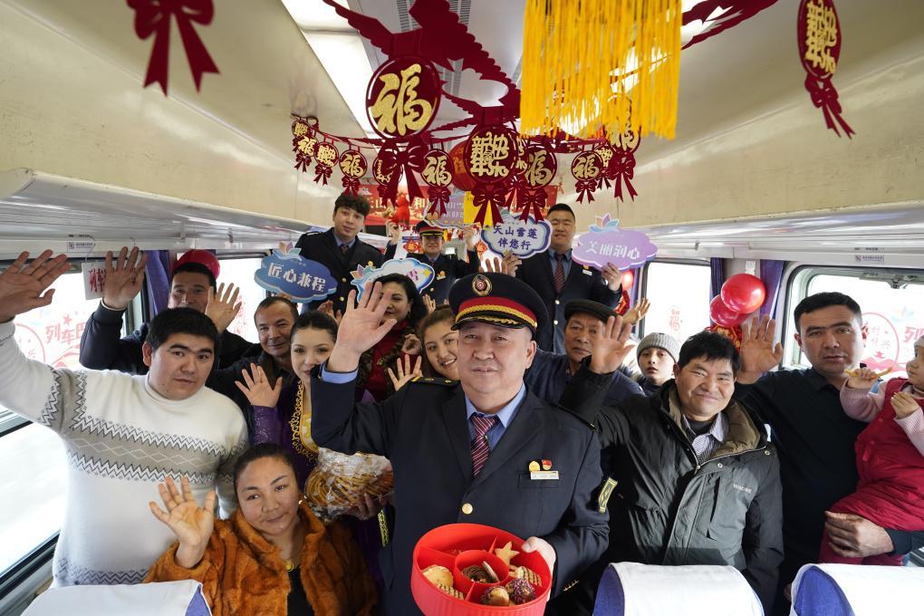 各族群众在“慢火车”上合影留念。新华社记者白志强摄