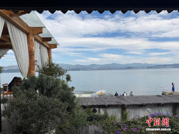 10月21日,“心邸咖啡”观景窗外的苍山洱海。 中新网记者 关雪昭 摄