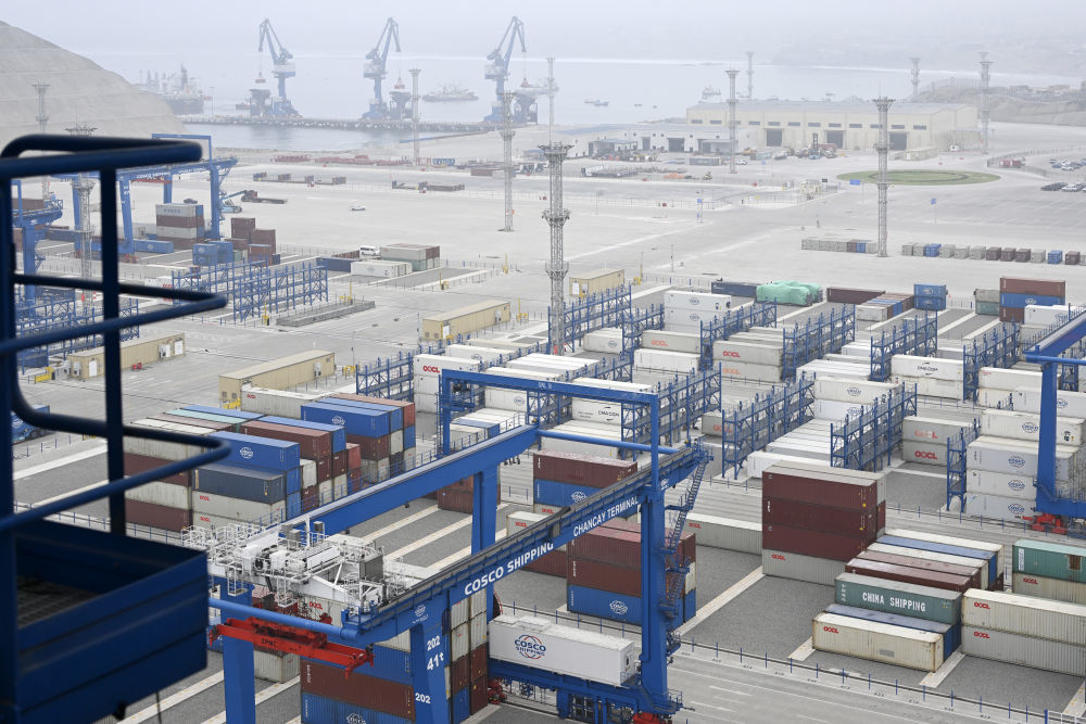 这是2025年5月16日拍摄的秘鲁钱凯港码头摆放的集装箱。新华社记者 李木子 摄