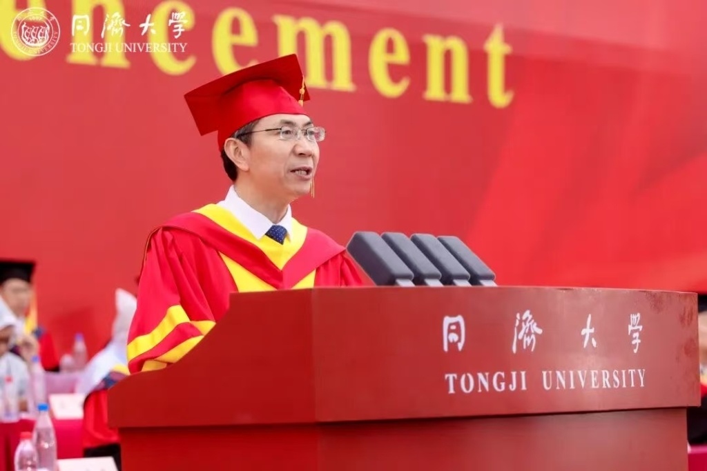 杨金龙院士与毕业生分享一个命题：在不确定的时代，如何交付一个确定的自己。 同济大学 供图