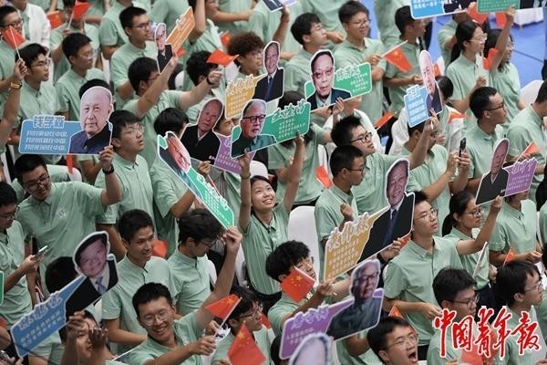 9月6日,安徽合肥,中国科学技术大学,活动现场,学生们将科学家的画像高高举起。中青报·中青网记者 李隽辉/摄