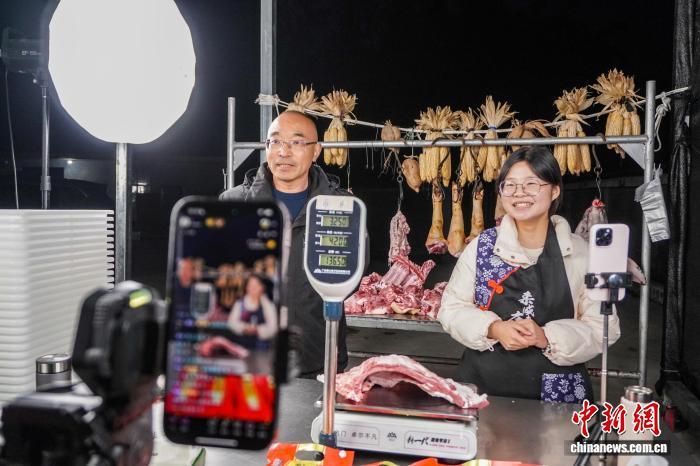 彭家沟村党支部书记焦宪(左)进行直播带货(资料图)。受访者 供图