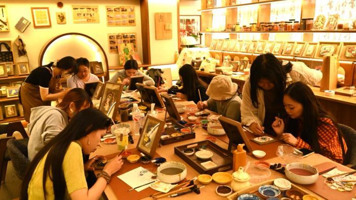 钱的第一个重要流向，是小团。