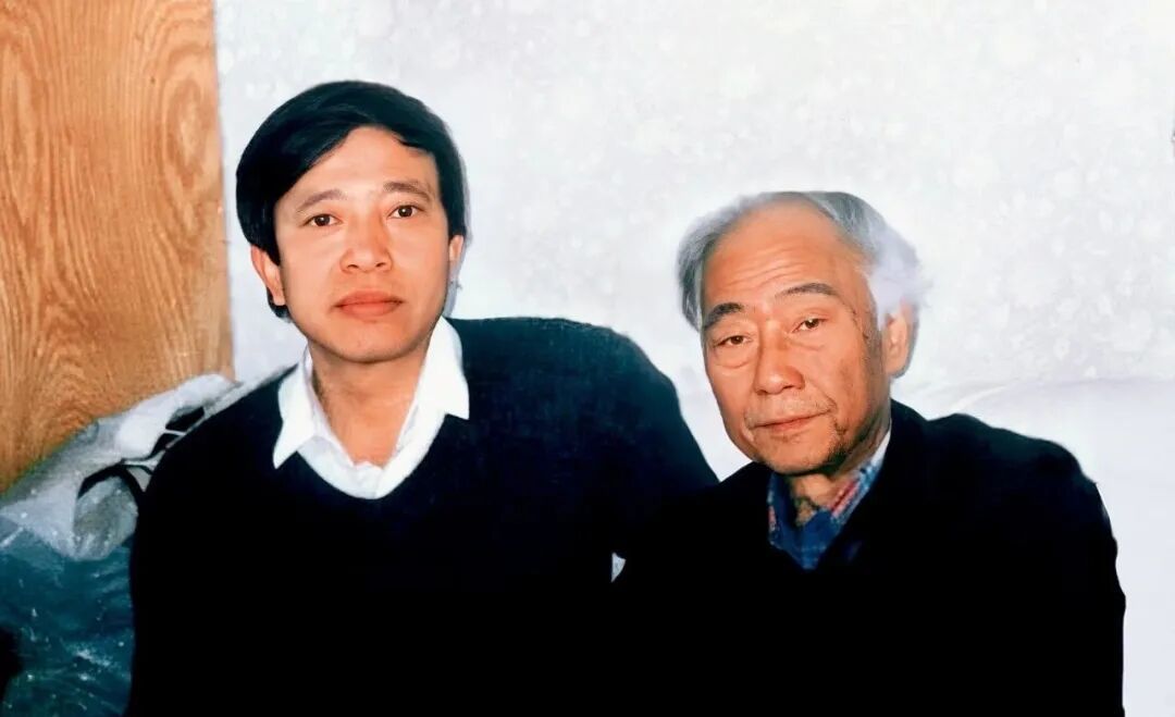 1991年,北京汪曾祺家中,曹乃谦(左)与汪曾祺合影。
