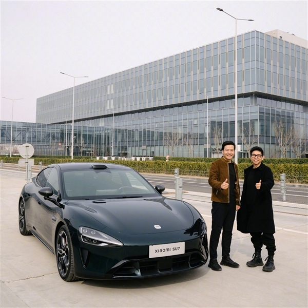 小米汽车第4款绿色来了!新一代SU7靛石绿实拍 雷军:高级而不张扬