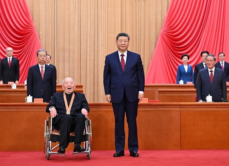 △2026年7月1日,在庆祝中国共产党成立105周年大会上,习近平总书记向“七一勋章”获得者王於昌颁授勋章。