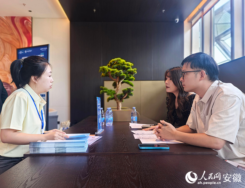 博士人才与意向企业面对面沟通交流。人民网记者 汪瑞华摄