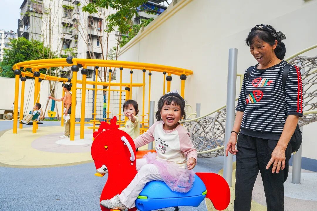 2026年10月8日,在重庆市北碚区天生街道吾悦广场片区,家长带着孩子在改造后的微型儿童游乐场内玩耍。.jpg