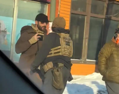 24日,亚历克斯·普雷蒂被ICE特工开枪打死 视频截图