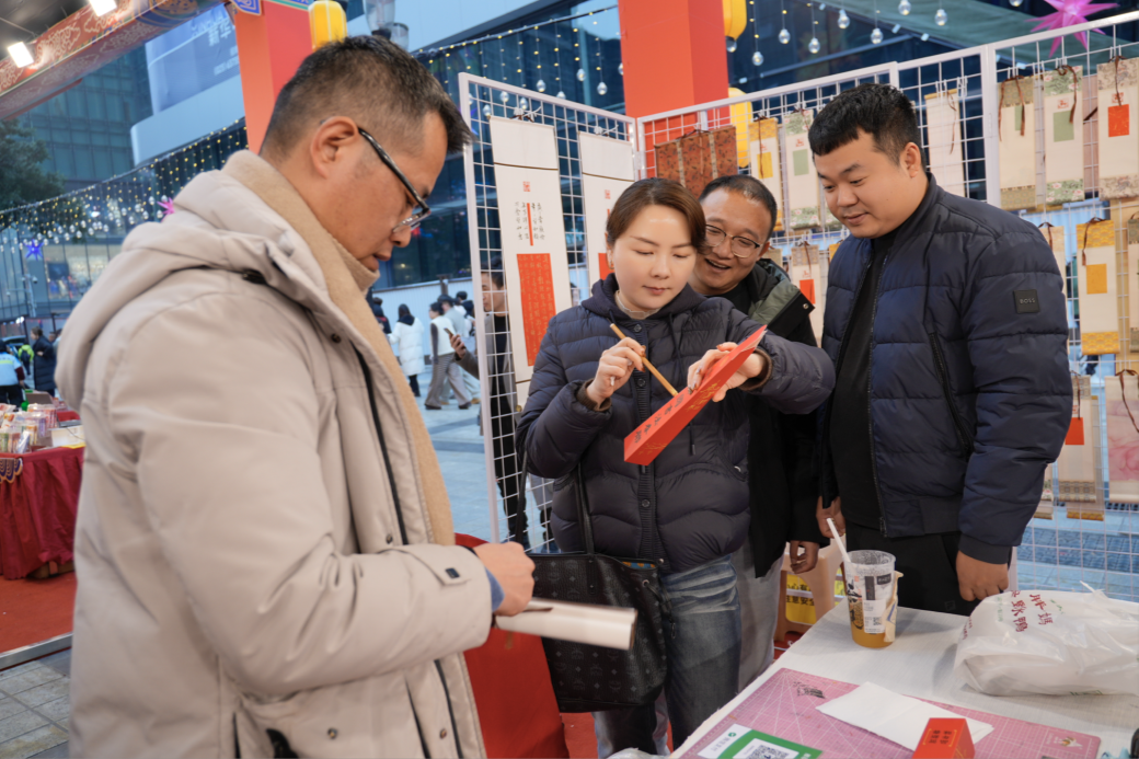 张春涛为游客介绍个性化定制内容（央广网发 周长江 摄）