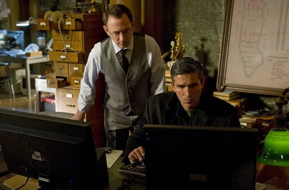 当机器的使用者用它监视普通人,最初的开发者则把拯救世界变成日常。(图/《疑犯追踪》)