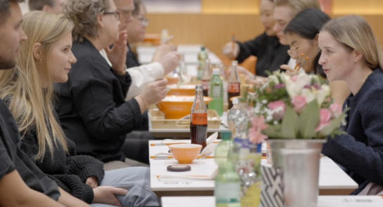 新加坡、伦敦的当地食客在麻辣烫店用餐 新华网