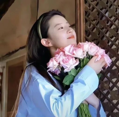 半个朋友圈都是刘亦菲捧花为什么？