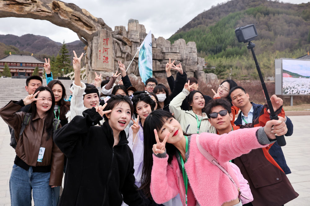 4月27日,文旅达人在甘肃省定西市渭河源景区打卡。新华社发 (侯崇慧摄)