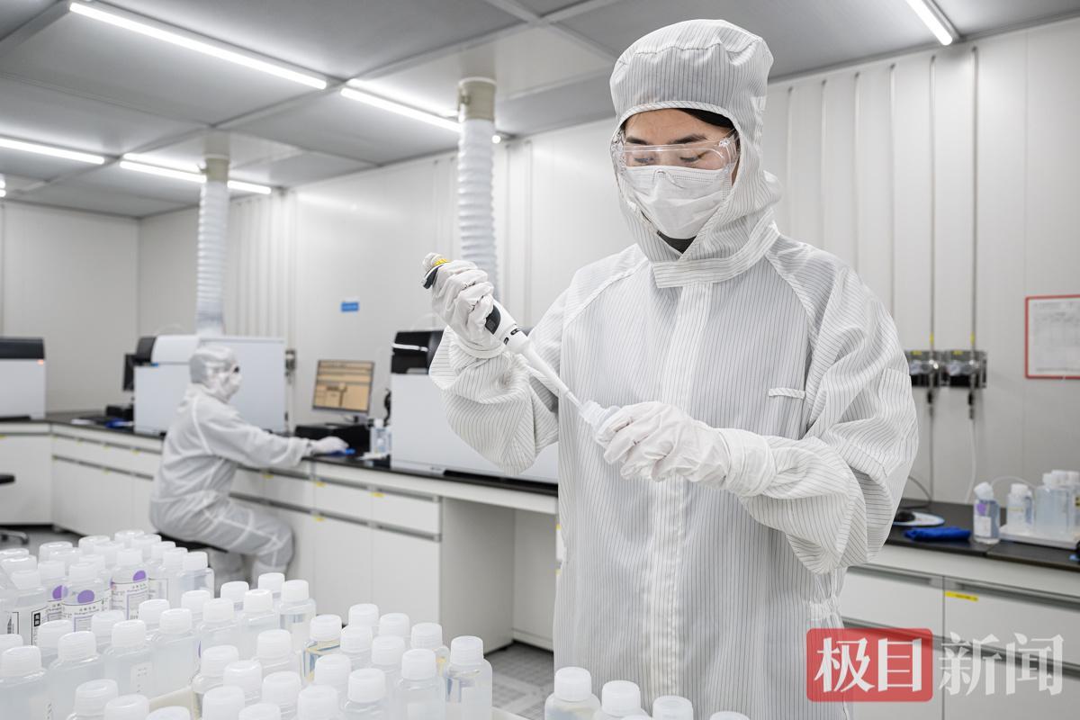 晶瑞(湖北)微电子材料有限公司研发中心百级洁净实验室内，技术人员正在进行样品检测。(任勇摄).jpg