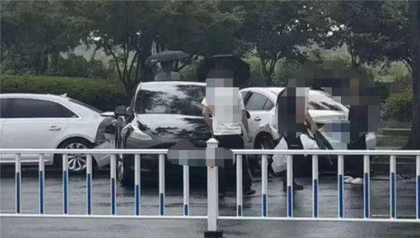 特斯拉送4S店检修 上路测试被撞报废！保险公司称处维修期间拒赔