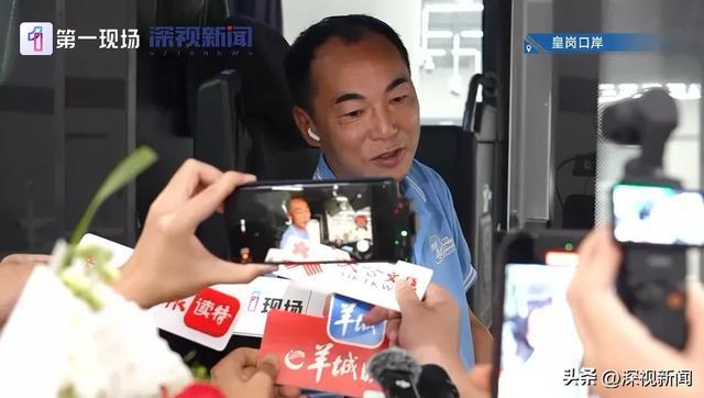 首辆从香港驶向深圳的跨境巴士司机