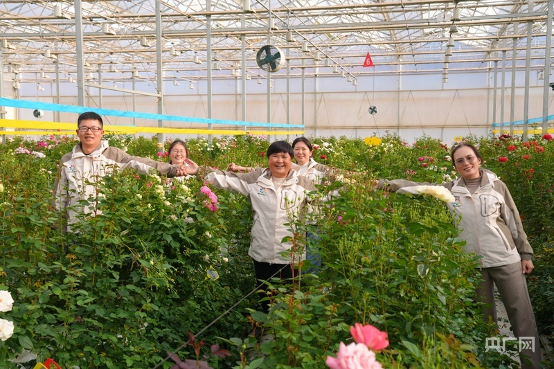 蔡艳飞（右一）和她的育种团队成员（央广网记者 魏文青 摄）