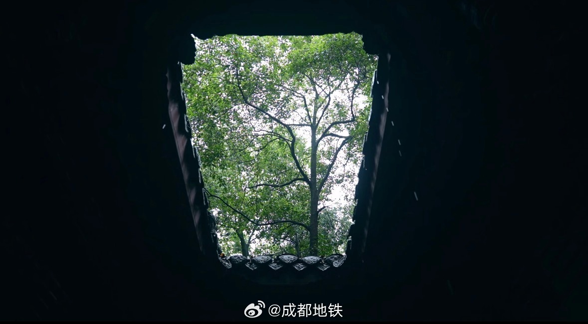 #坐地铁耍成都# 且听风吟，且看云散。乘坐地铁13号线/4号线至杜甫