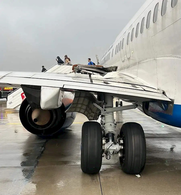 一波音737客机滑行中“断腿”:机翼顶穿、发动机砸地