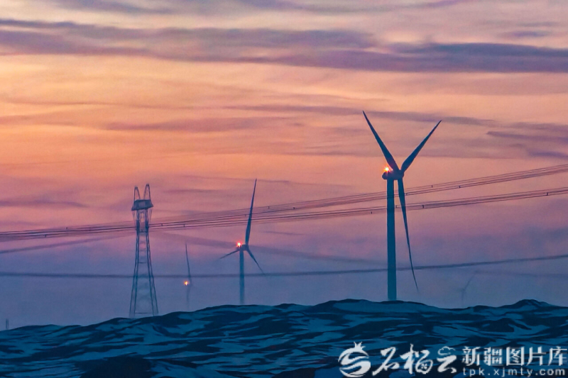 1月12日,在哈密市伊州区东部拍摄的哈密烟墩风电基地一角。石榴云/新疆日报记者 蔡增乐摄