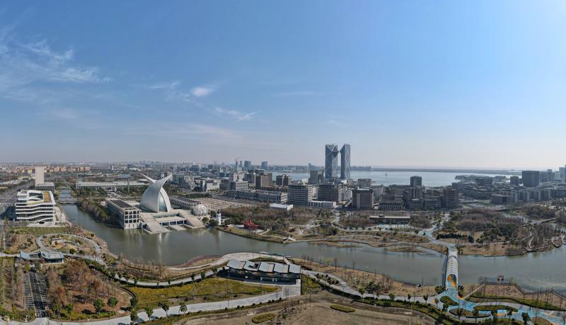 上海自贸试验区临港新片区滴水湖畔景色（无人机照片）。新华社资料