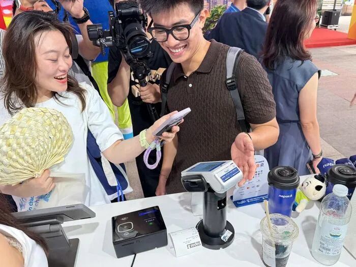 Kh&aacute;ch Trung Quốc sử dụng AliPay qu&eacute;t m&atilde; VietQRGlobal tr&ecirc;n PayooPOS thanh to&aacute;n mua tr&agrave; sữa tại sự kiện.