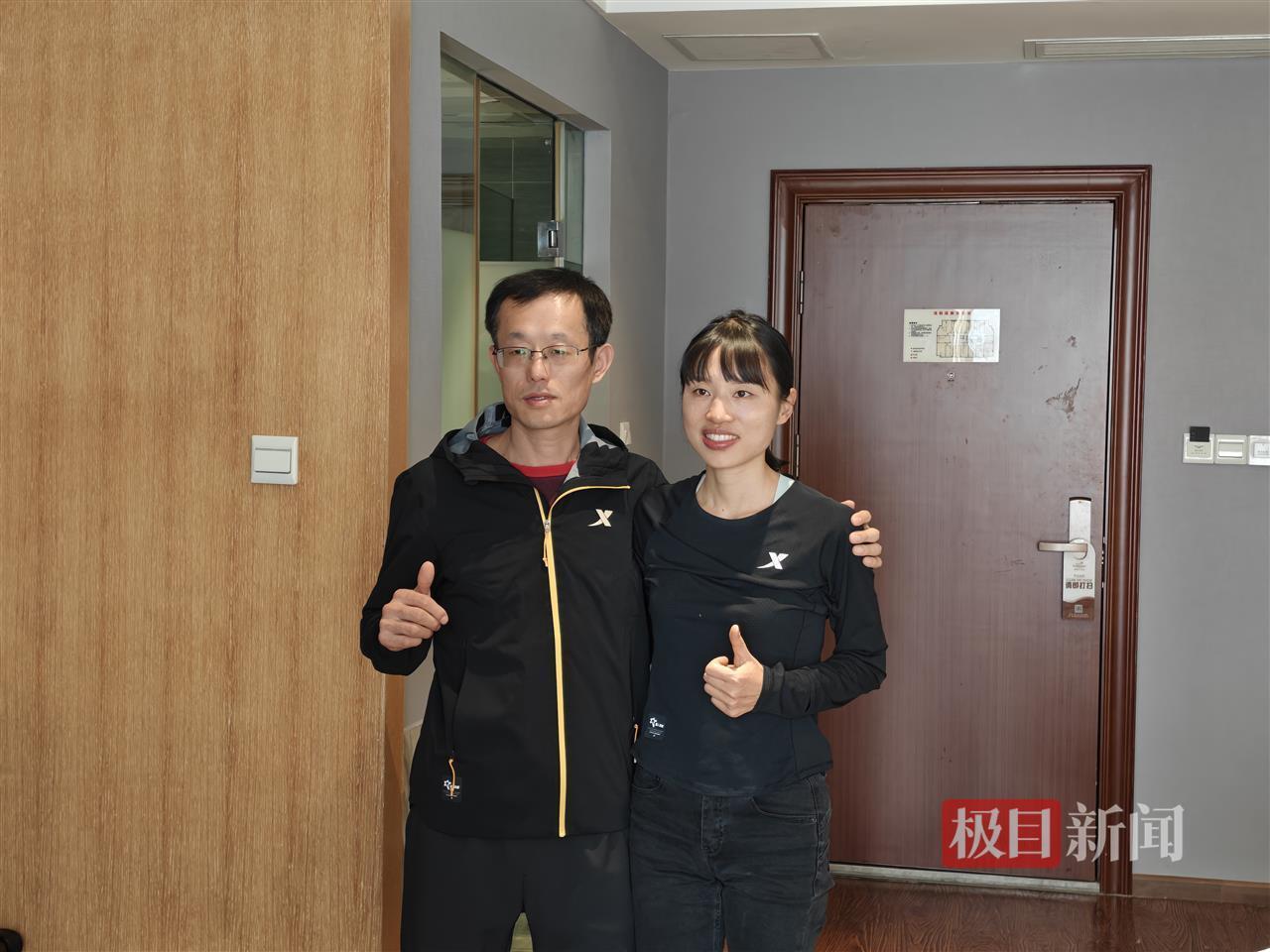 张水华与丈夫接受极目新闻采访