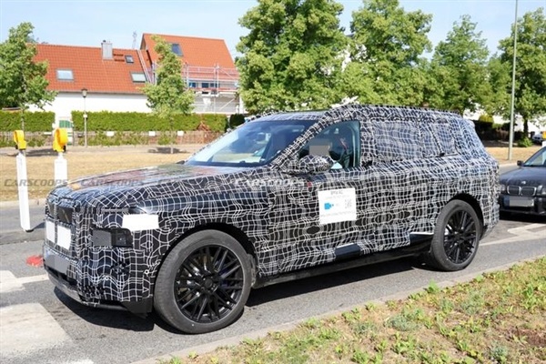 宝马首款纯电SUV iX7谍照曝光：翼片式门把手一碰就开 大屏还能玩游戏