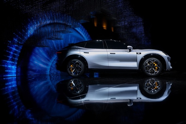 赛力斯代工生产 赛豆科技首款量产车AIVA ME7全球首秀