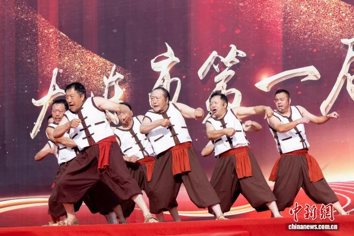 3月4日，大连长海号子在当地迎春会上的演出。　(刘玉来供图)