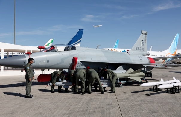 2023年迪拜航展上,一架巴基斯坦空军的JF-17“雷电”战斗机。图源:美媒