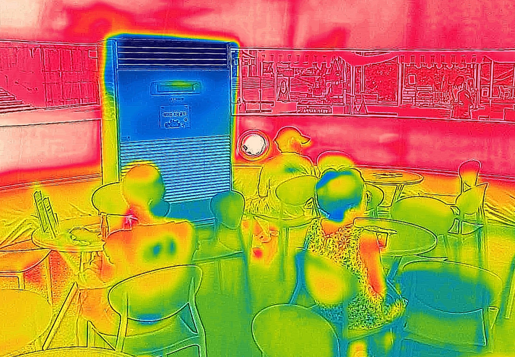 8月3日，韩国首尔钟路区，光化门广场的避暑点热成像拍摄画面。视觉中国 图