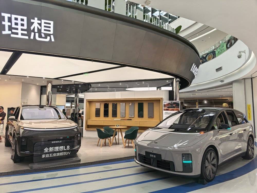 某新能源车企销售门店;虎嗅拍摄