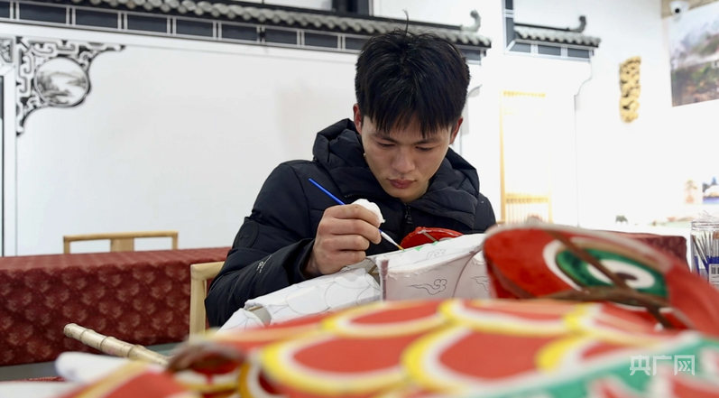 汪锦程正在为节庆活动绘制鱼灯（央广网记者 鲍玉婵摄）