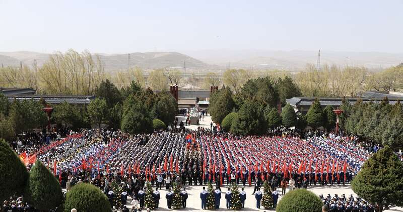 4月3日上午11时许,2400多名大中小学生,齐聚位于宁夏固原市彭阳县古城镇的任山河烈士陵园内,祭奠英烈。中青报·中青网记者 焦敏龙/摄