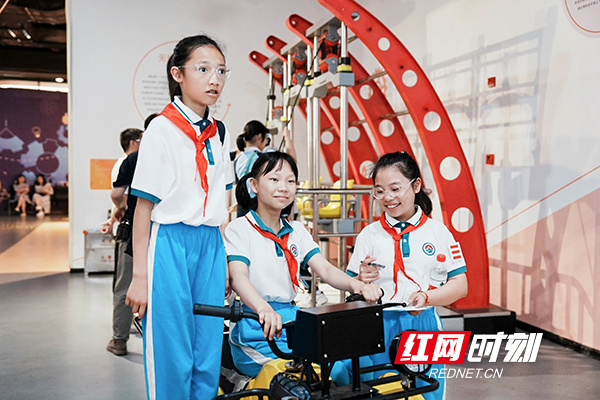 2学生利用科技馆展品开展学习3.jpg