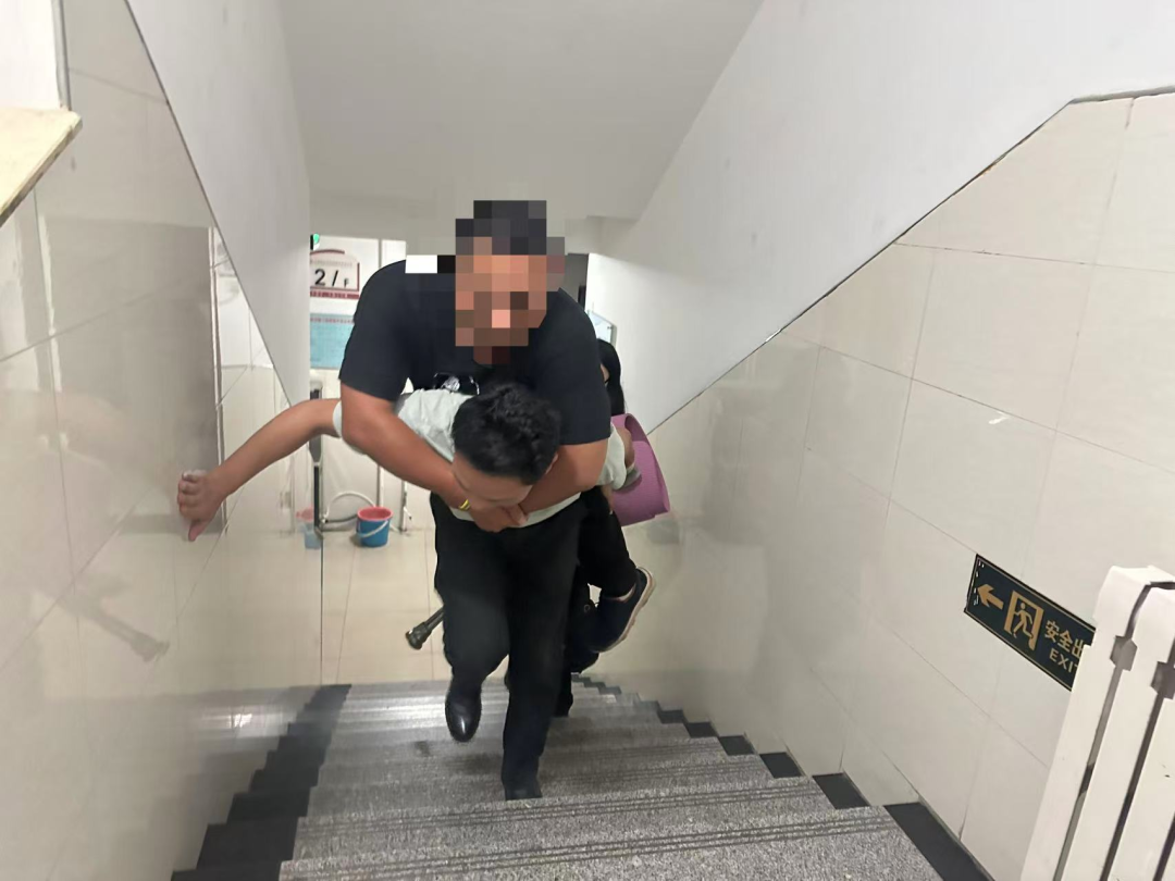 苹果园街道机关干部 背起行动不便居民