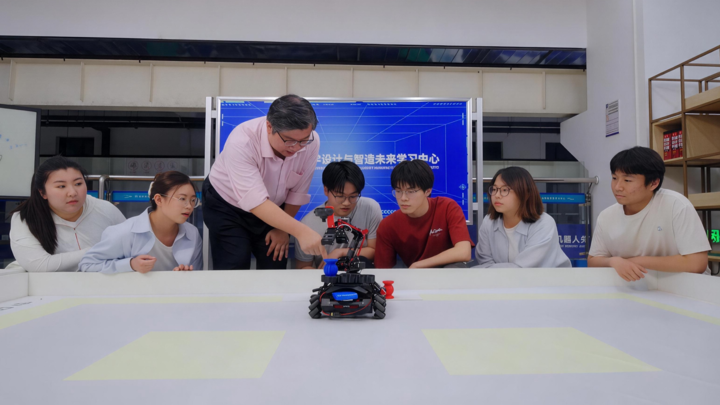 新学期,天津大学设计与智造未来学习中心内,教师指导学生完成项目式教学任务。受访者供图