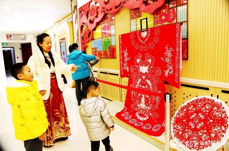 2月20日，市民在博尔塔拉蒙古自治州博物馆观赏剪纸作品。 孙明亮摄