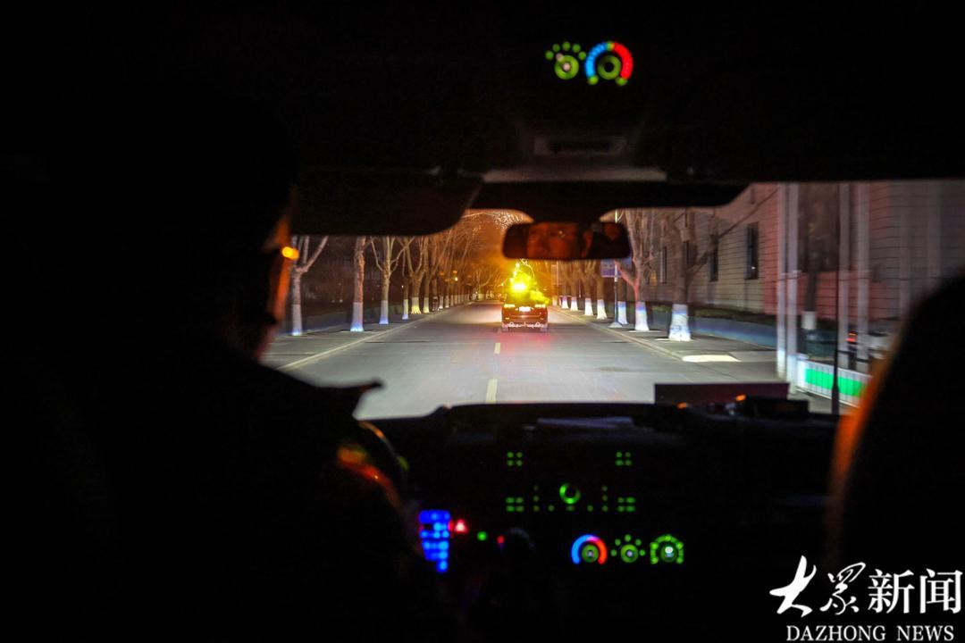 清晨6点10分，志愿者们分乘几辆车出发杨集庵。