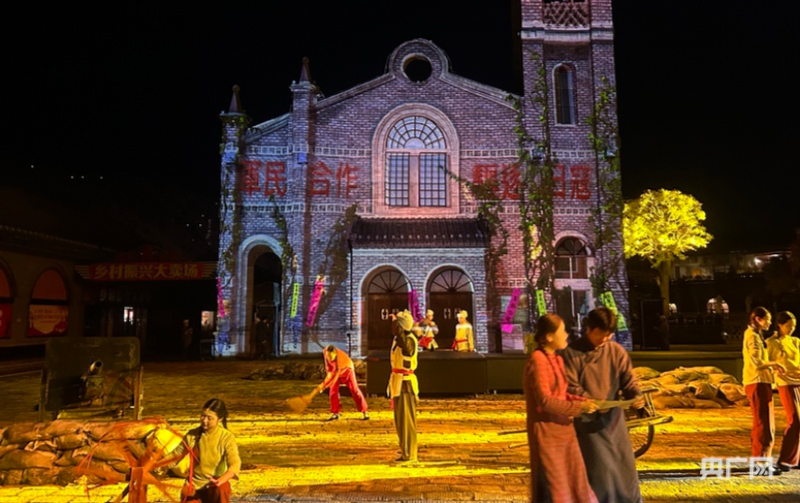 金延安景区灯光与投影营造的氛围将观众带回1935年的秋天（央广网记者 苏睿楠 摄）