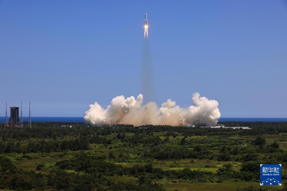 2022年7月24日14时22分，搭载问天实验舱的长征五号B遥三运载火箭，在我国文昌航天发射场准时点火发射，约495秒后，问天实验舱与火箭成功分离并进入预定轨道，发射取得圆满成功。新华社记者 李刚 摄