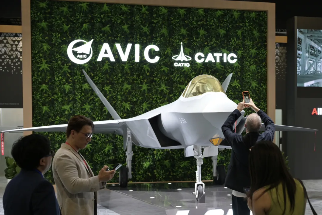 在第十届新加坡航展亮相的歼-35A模型(图片来源:航空工业集团)