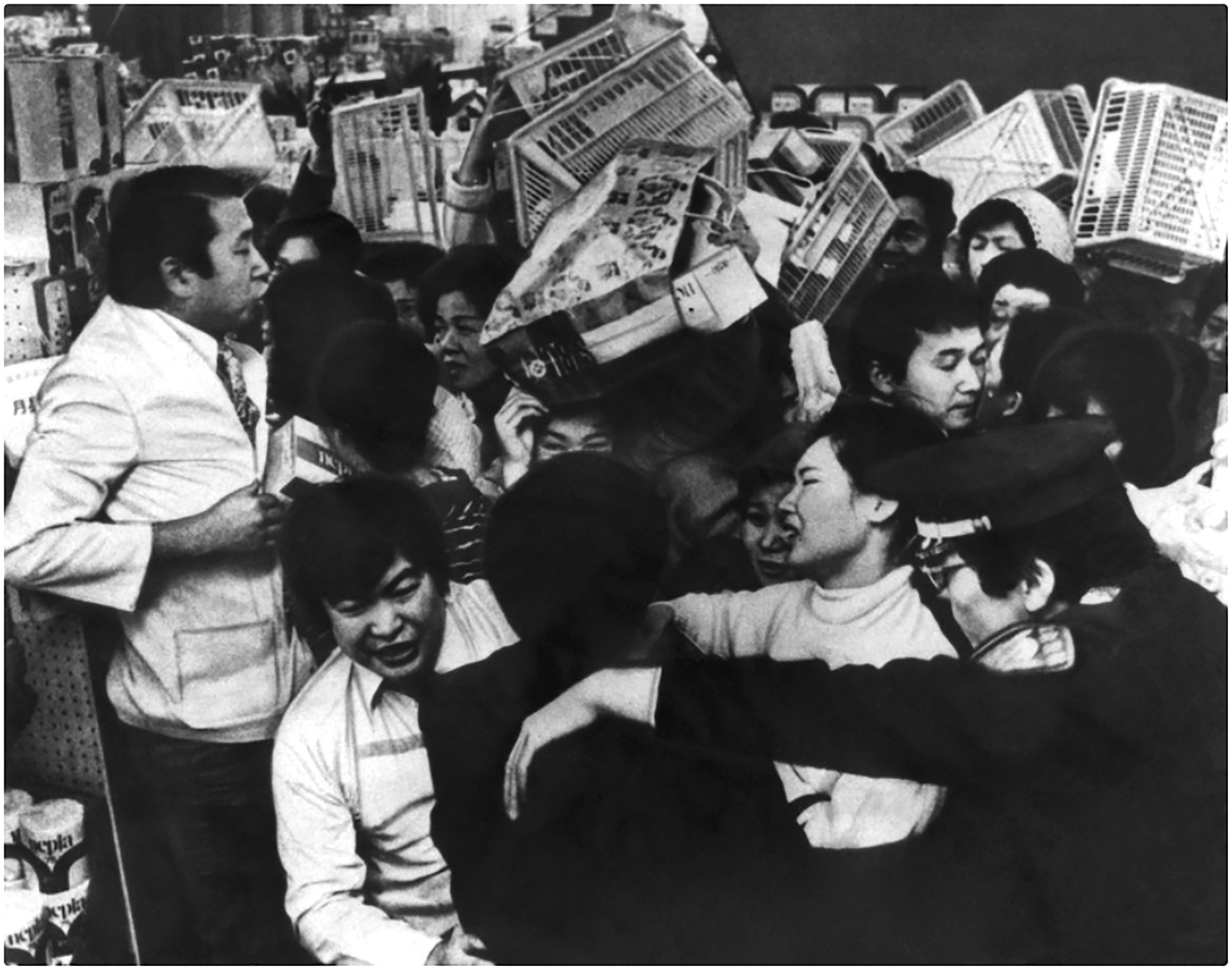 1973年11月,东京的超市里顾客抢购卫生纸。