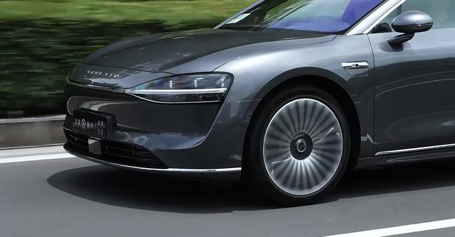 狂飙两百公里，先开享界S9再换奔驰S400，实测差距一目了然！-有驾