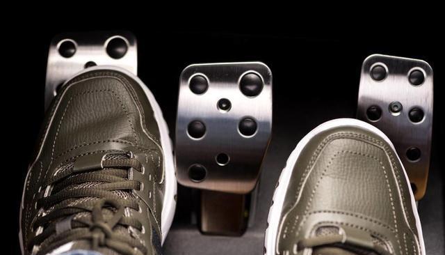 汽车打火不踩离合？开了3年才懂，这个习惯差点毁车-有驾