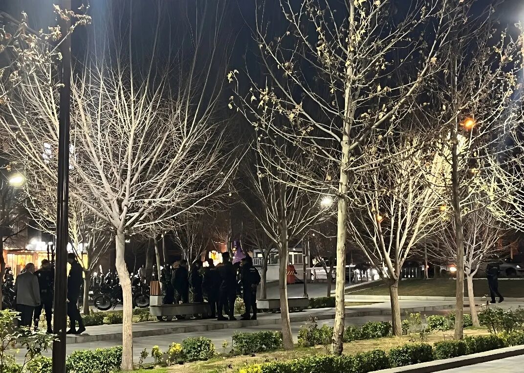 伊斯法罕步行街尽头,全副武装的警察仍聚集待命